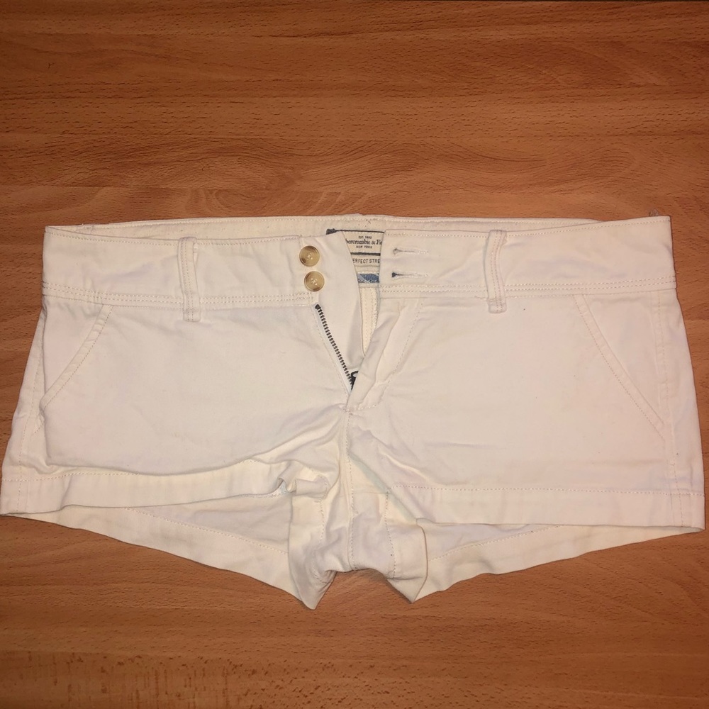 Abercrombie & Fitch - low rise - 3” inseam - shorts. (White)